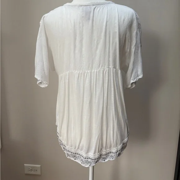 Knox Rose White and Blue Floral Embroidered Top - Picture 3 of 9